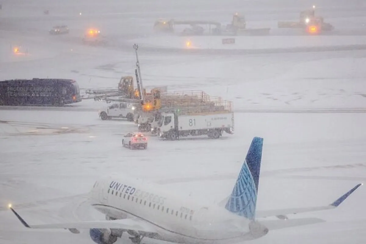 US storm cuts power to hundreds of thousands of homes