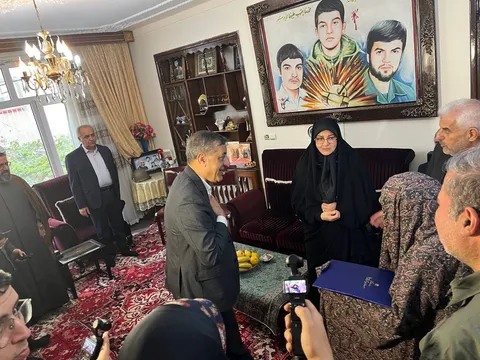 دیدار معاون اجرایی رئیس‌جمهور با خانواده شهیدان محمدپور صبور
