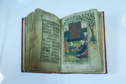 دیوان حافظ با قدمت چهار قرن در کتابخانه حرم رضوی رونمایی شد