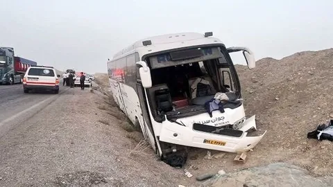 برخورد اتوبوس و کامیون در اشکذر پنج مصدوم بر جای گذاشت