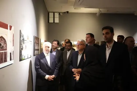 نمایشگاه عکس «ایستاده در غبار» افتتاح شد/ روایت مستند تجاوز آمریکایی ـ صهیونی به میراث تاریخی ایران