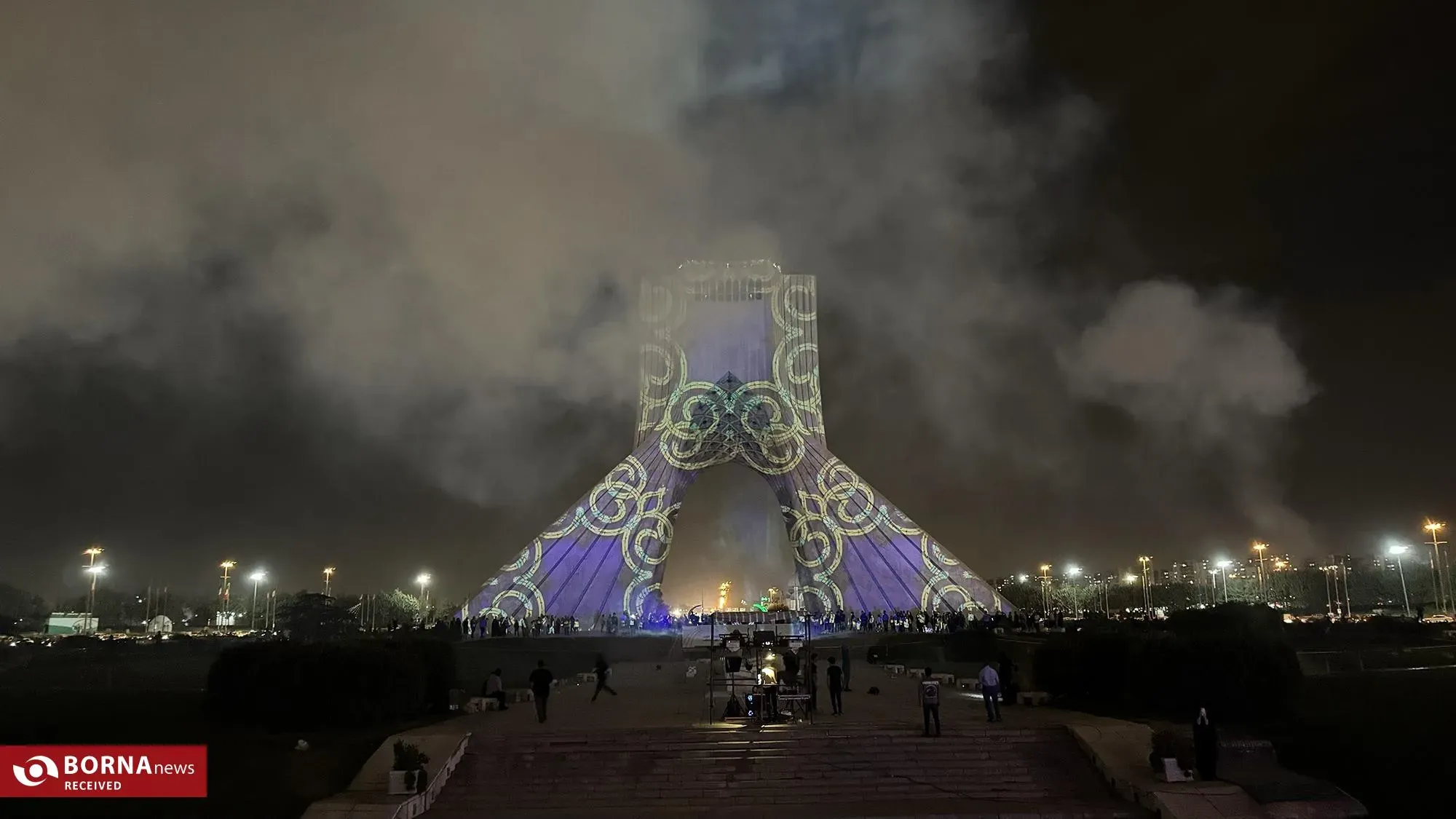 «خط وطن» در برج آزادی؛ روایت هنری ایران با قلم و احساس