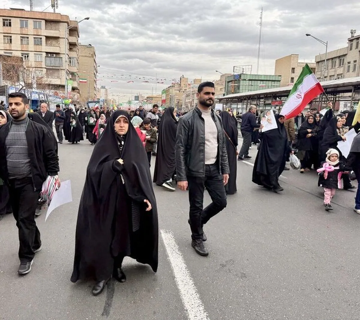 حضور زهرا بهروزآذر در راهپیمایی ۲۲ بهمن