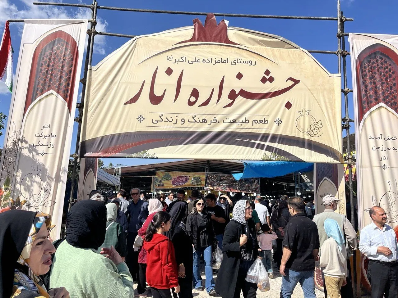 جشنواره انار شهرضا زیر سایه بی نظمی ترافیکی؛مطالبه مردم برای سر و سامان گرفتن پارکینگ و مسیر تردد
