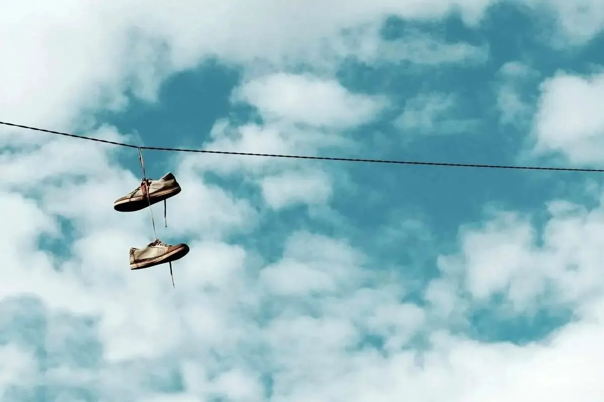 راز پنهان کفش‌های آویزان از سیم‌های برق چیست؟