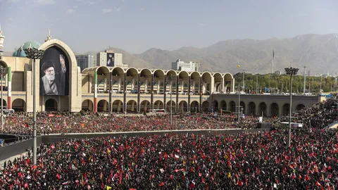 گزارش رسانه‌های سوئدی از خیل عظیم عزاداران در دومین روز مراسم بدرقه رهبر شهید