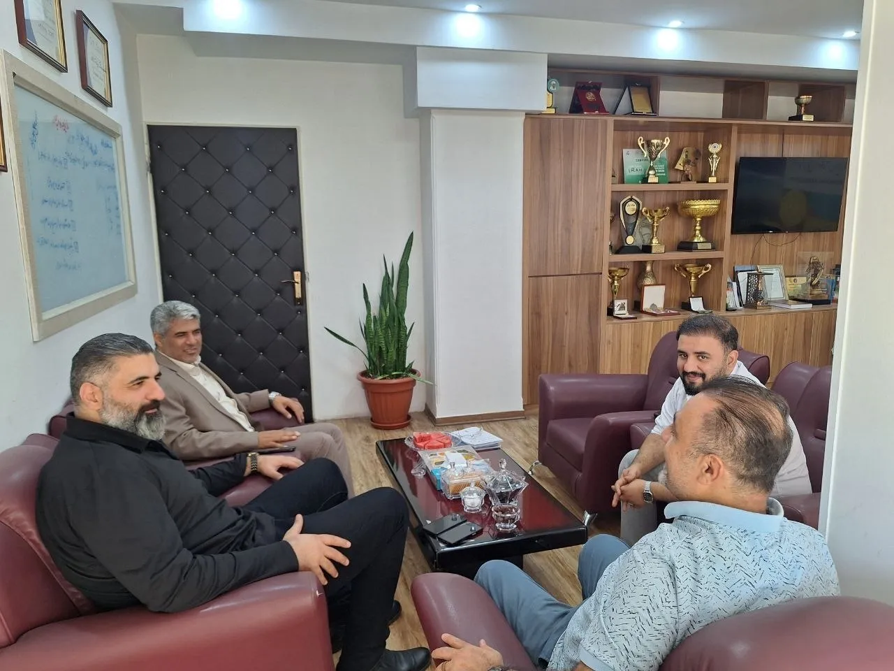 حضور مربی تاریخ‌ساز بوکس در فدراسیون شمشیربازی