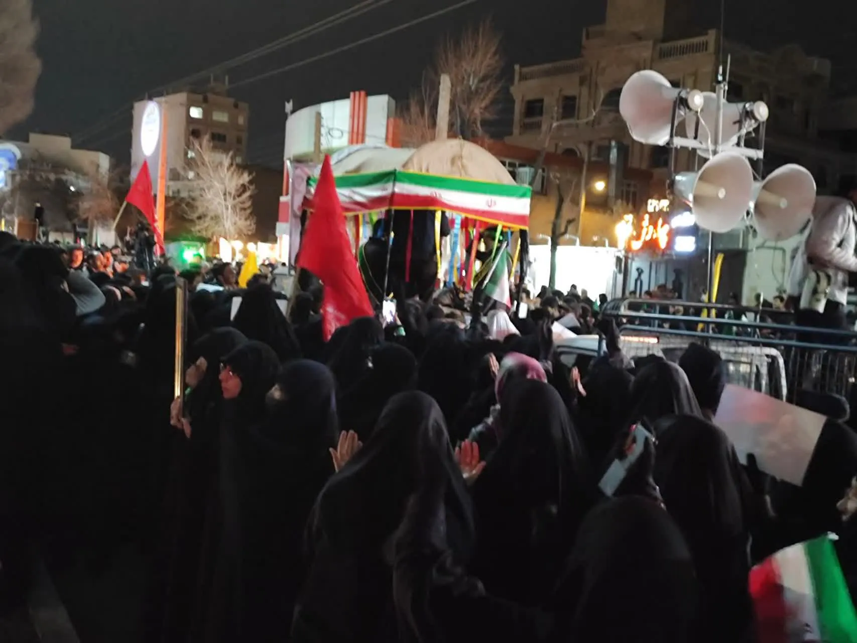 خروش مردم شهرکرد در خیابان‌؛ طنین شعار مرگ بر آمریکا و اسرائیل