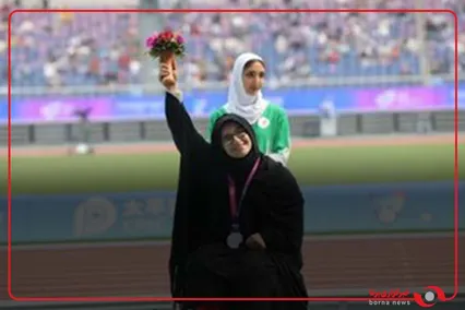 آتنا محمدی‌ها، با چادر روی سکو رفت و مدال نقره‌ را دریافت کرد
