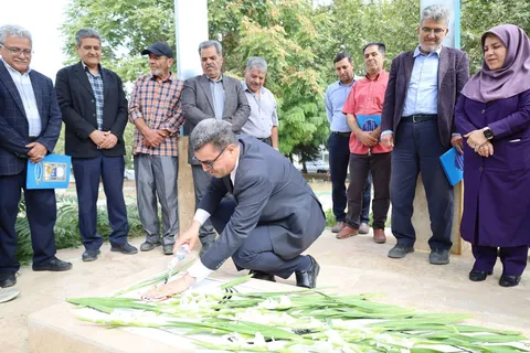 غبارروبی مزار شهید گمنام دفاع مقدس با حضور مدیرکل ورزش و جوانان خراسان رضوی