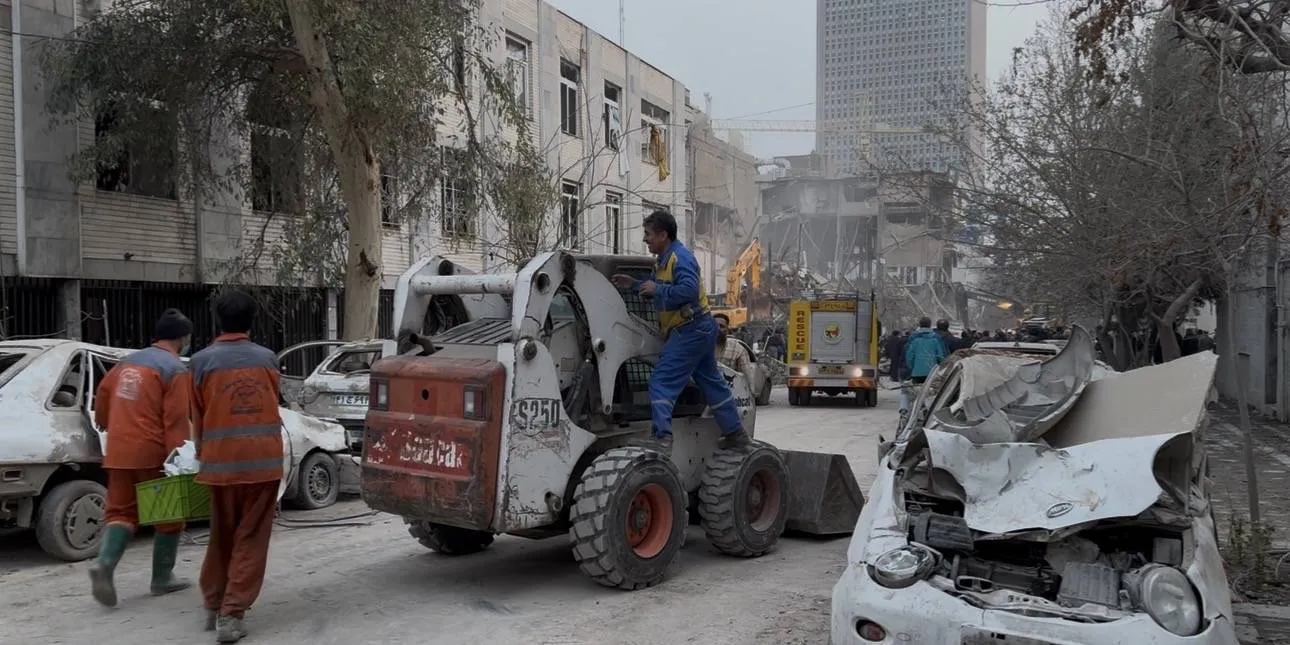 حضور میدانی عوامل شهرداری منطقه ۷ در محل اصابت خیابان بهار