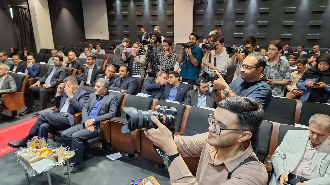عکاسی خبری یک کار هنری و.تخصصی برای ثبت رویدادهاست عکاسی خبری یک کار هنری و.تخصصی برای ثبت رویدادهاست