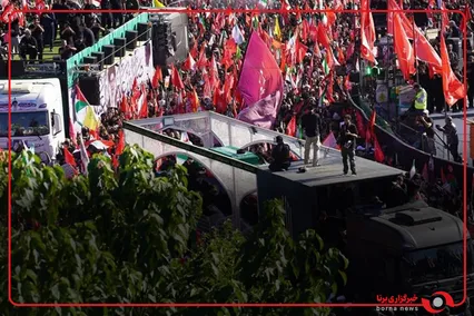 پنجره‌ دیگری از میان جمعیت حاضر در تشییع با شکوه «آقای شهید ایران» و شهدای خانواده ایشان در مشهد مقدس