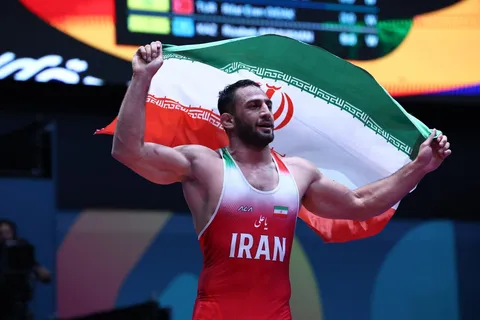 سومین طلای کشتی آزاد ایران در ریاض؛ آذرپیرا قهرمان شد
