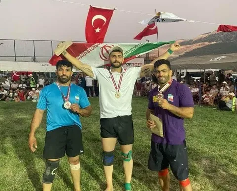سعید عباسی، قهرمان خراسان شمالی، بر بام کشتی بین‌المللی «آبا» ترکیه ایستاد