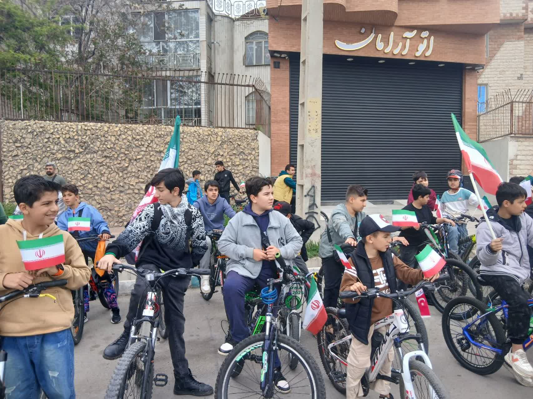 دانش آموزان و دوچرخه سواران قزوینی در رکاب ولایت و رهبری