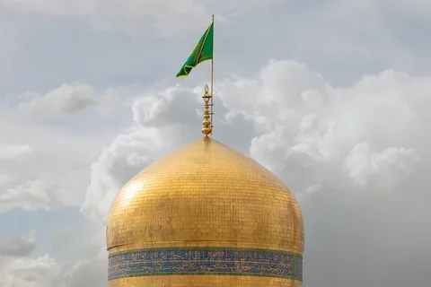 بیرق سبز رضوی بر فراز گنبد برافراشته شد