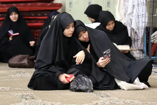 مراسم جزء خوانی قران کریم و برپایی سفره افطاری در ماه مبارک رمضان در مساجد و حسینیه های شهر کرمانشاه