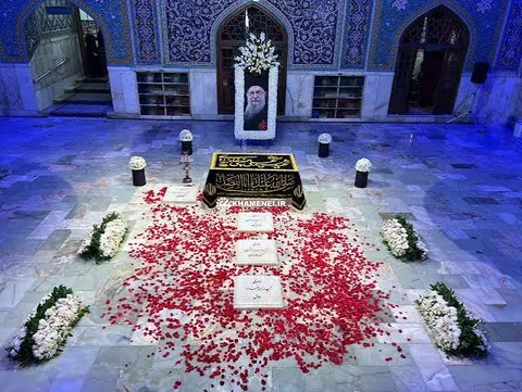 اهدای فرش زیلوی میبدی برای دارالذکر به یاد امام شهید