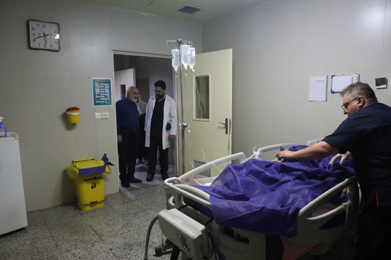 عیادت استاندار خوزستان از مصدومان حادثه پالایشگاه آبادان / کارکنان صنعت در سخت‌ترین شرایط از جان مایه می‌گذارند