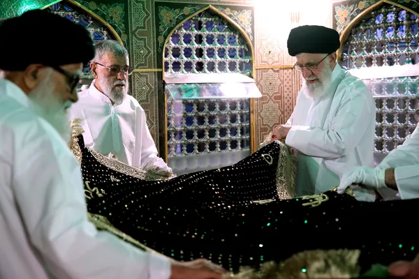 تصاویری از رهبر شهید انقلاب در مراسم غبارروبی حرم مطهر رضوی
