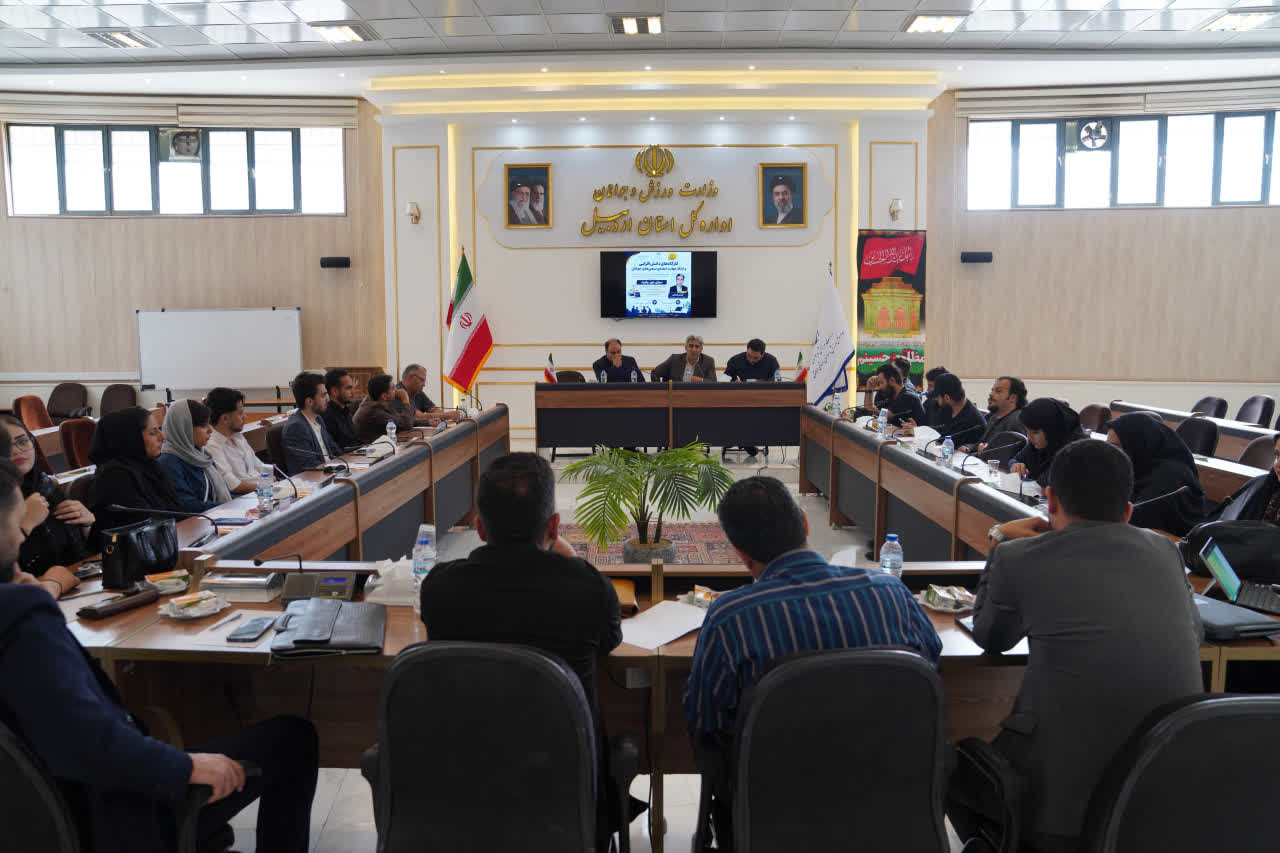 ایرج عزیزی: آگاهی از حقوق شهروندی، زمینهساز مشارکت مؤثر جوانان در توسعه جامعه قانونمدار است ایرج عزیزی: آگاهی از حقوق شهروندی، زمینهساز مشارکت مؤثر جوانان در توسعه جامعه قانونمدار است