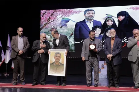 افتتاحیه جشنواره بین‌المللی تئاتر مقاومت/ چراغ جشنواره به دست فرزند شهید روشن شد