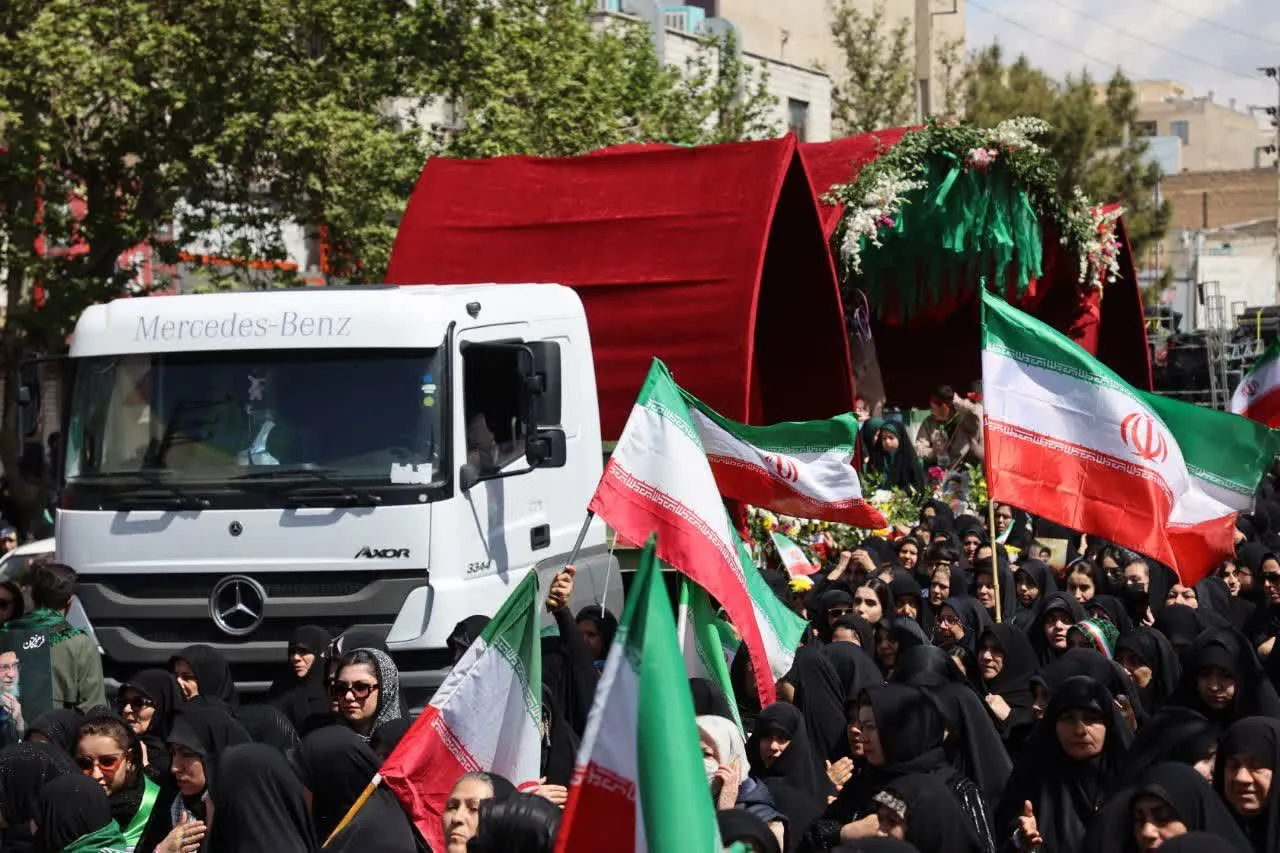 تشییع ۱۵ شهید مظلوم جنگ رمضان از یک خانواده در کرج