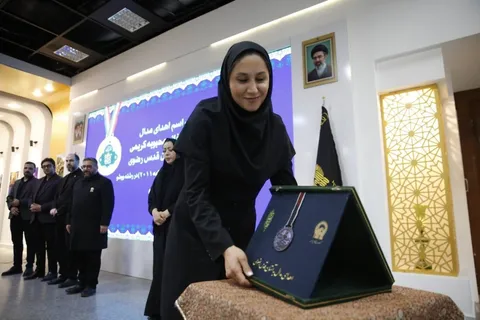 اهدای مدال جهانی سرمربی تیم ملی ووشو تالو زنان به بارگاه نورانی امام رضا (ع)