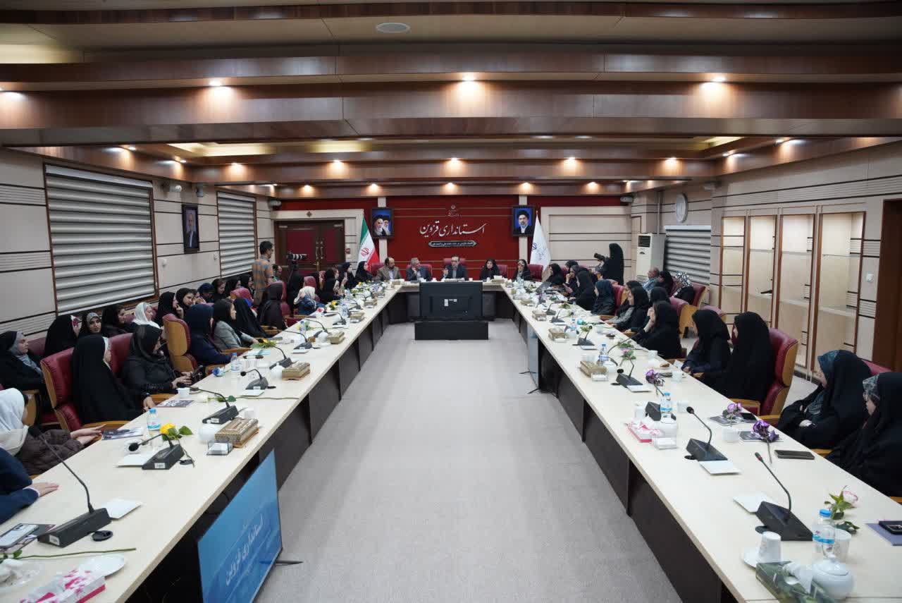 استاندار قزوین پاسخگوی دغدغه های دختران بود/ پاسخ پدرانه به سوالات جوانان ونوجوانان استاندار قزوین پاسخگوی دغدغه های دختران بود/ پاسخ پدرانه به سوالات جوانان ونوجوانان