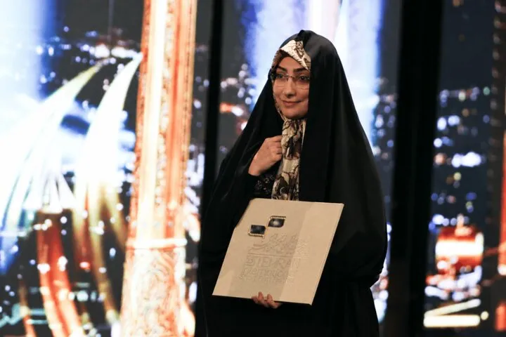 کارگردان بهترین مستند جشنواره تهران جایزه‌اش را به رهبر شهید اهدا کرد