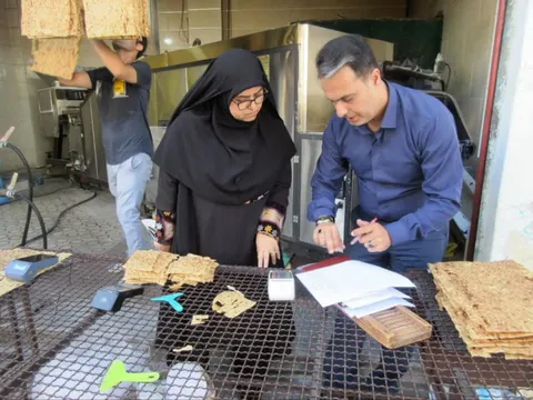 بازار بندرانزلی در کانون نظارت؛ سرپرست فرمانداری از واحدهای عرضه کالا و نانوایی‌ها بازدید کرد