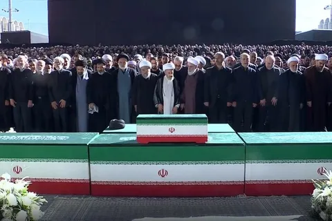 آغاز برگزاری نماز بر پیکر رهبر شهید و خانواده