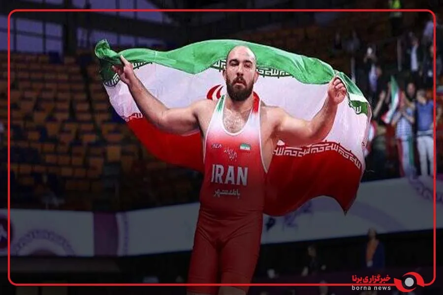 دور افتخار زارع با پرچم ایران
