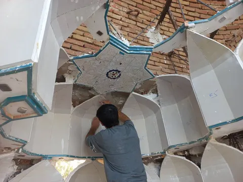 پیشرفت ۷۰ درصدی احیای تزئینات سردر عالی‌قاپوی اردبیل/ پایان پروژه تا آذرماه
