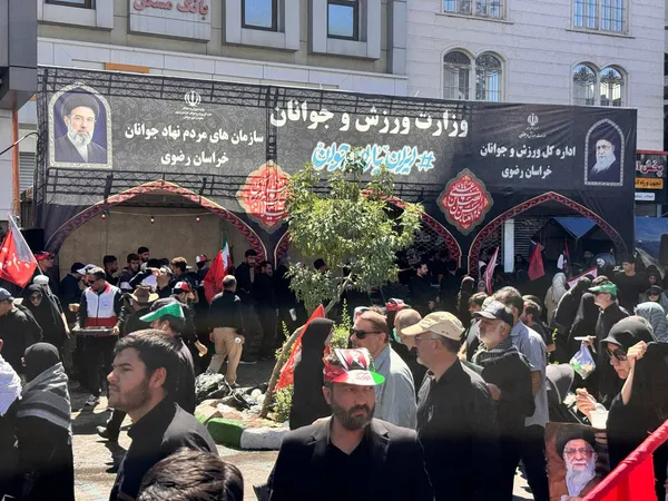 غرفه ایران یاران جوان در حاشیه تشییع رهبر شهید انقلاب در مشهد