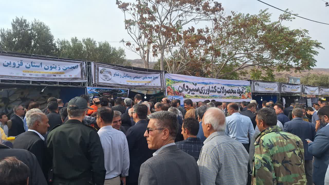 بازدید وزیر جهاد کشاورزی از سیاه‌چادرهای عشایری در حاشیه جشنواره ملی زیتون طارم