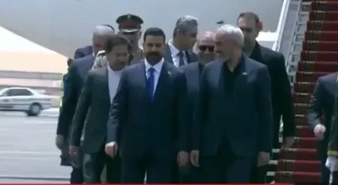 نخست‌وزیر عراق با استقبال وزیر اقتصاد وارد تهران شد