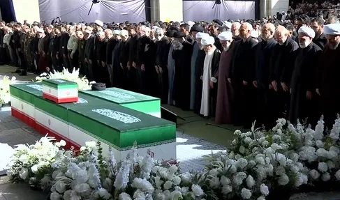 نماز بر پیکرهای مطهر رهبر شهید و خانواده ایشان به امامت آیت‌الله سبحانی برگزار شد