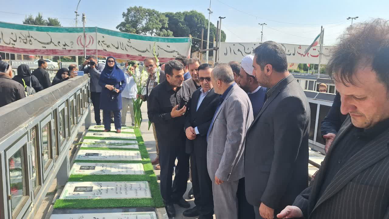 نوذری: اختلافات سیاسی نباید ما را از دفاع از ایران غافل کند نوذری: اختلافات سیاسی نباید ما را از دفاع از ایران غافل کند