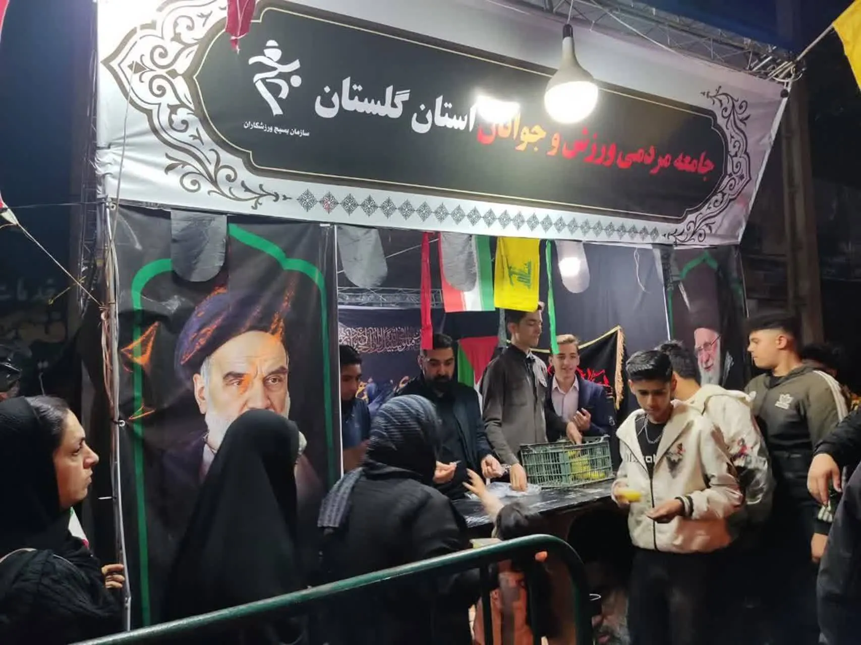 قهرمانان هیأت سهگانه گلستان در ادامه پویش «هر شب یک هیأت پای کار انقلاب» به برنامههای فرهنگی و اجتماعی جوانان پیوستند. قهرمانان هیأت سهگانه گلستان در ادامه پویش «هر شب یک هیأت پای کار انقلاب» به برنامههای فرهنگی و اجتماعی جوانان پیوستند.
