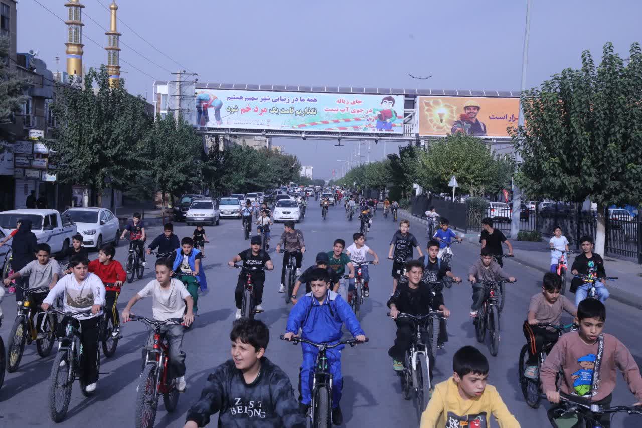 همایش دوچرخه‌سواری ۶۰۰ ورزشکار آبیکی با شعار «آبیک، شهر دوستدار دوچرخه»
