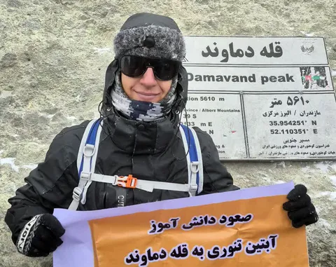آبتین تنوری، دانش‌آموز شیرازی، بر فراز دماوند ایستاد