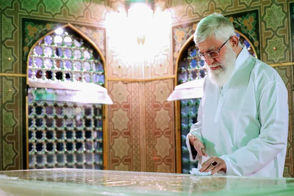 تصاویری از رهبر شهید انقلاب در مراسم غبارروبی حرم مطهر رضوی
