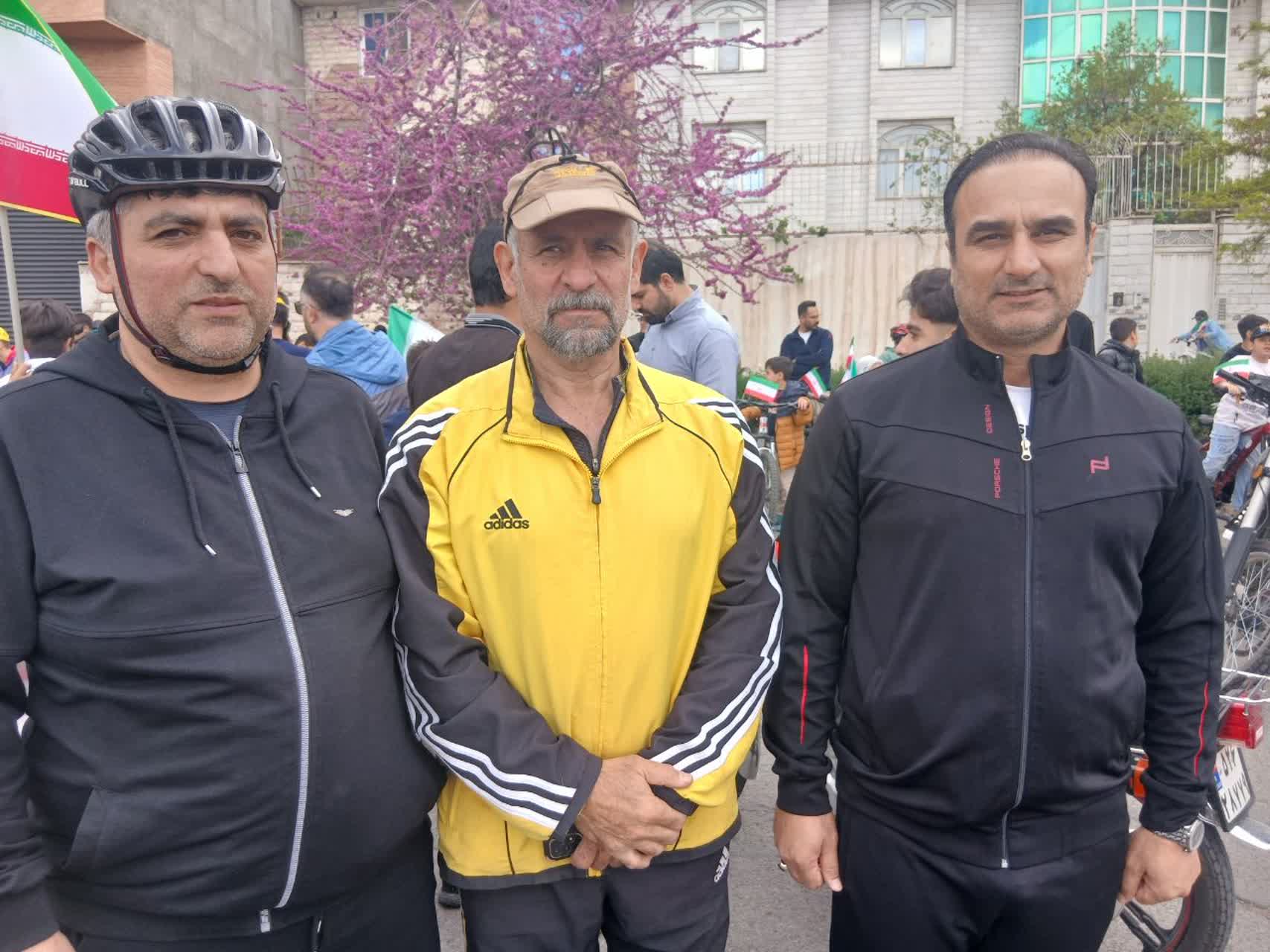 دانش آموزان و دوچرخه سواران قزوینی در رکاب ولایت و رهبری