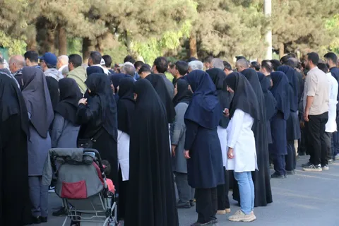 اشک کادر درمان قم در نماز بر پیکر رهبر شهید؛ پزشکان و پرستاران بیمارستان «عاشقان ولایت» به صفوف نمازگزاران پیوستند