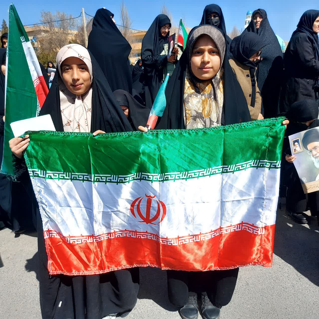 بانوان شهرکردی میدان دار میراث امامین انقلاب بانوان شهرکردی میدان دار میراث امامین انقلاب