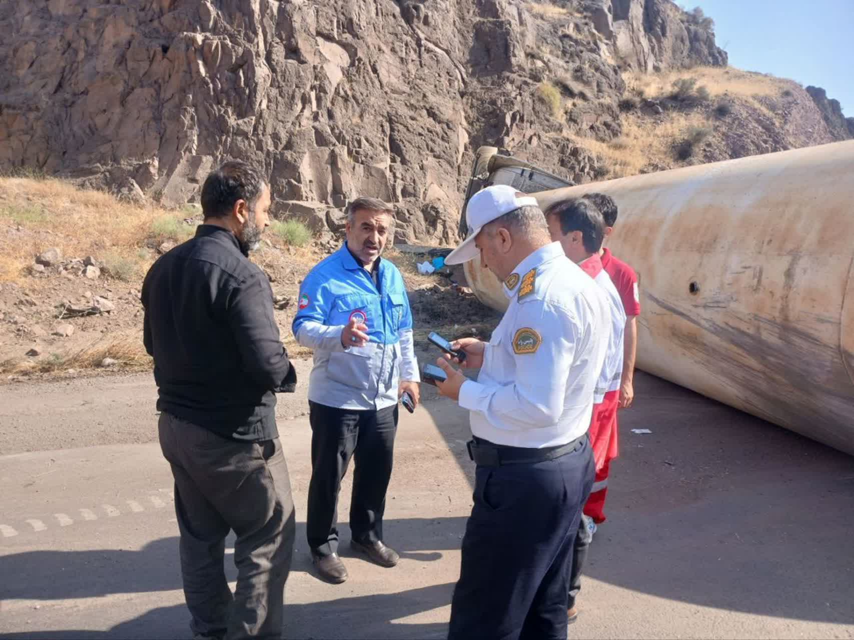 تانکر حامل گاز مایع در قزوین واژگونی و راننده آن مجروح شد تانکر حامل گاز مایع در قزوین واژگونی و راننده آن مجروح شد