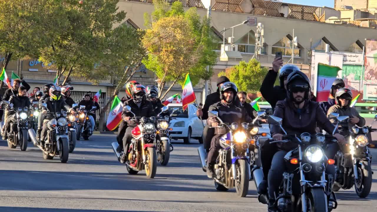 رژه موتورسواران به مناسبت روز جمهوری اسلامی در اصفهان برگزار شد