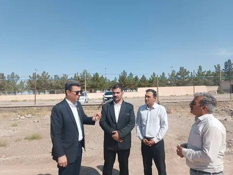بازدید مدیرکل ورزش و جوانان خراسان رضوی از روند اجرای چمن مصنوعی شهر کدکن